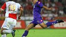 SK Slavia - ACF Fiorentina: Nápřah Risca Juana Vargase (Fiorentina).