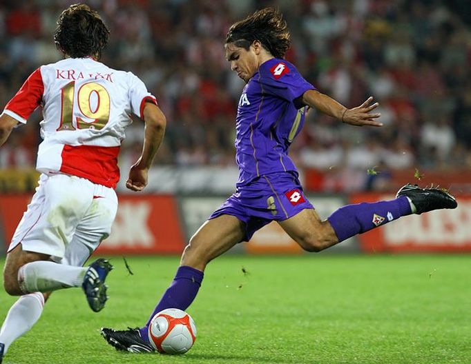 SK Slavia - ACF Fiorentina: Nápřah Risca Juana Vargase (Fiorentina).