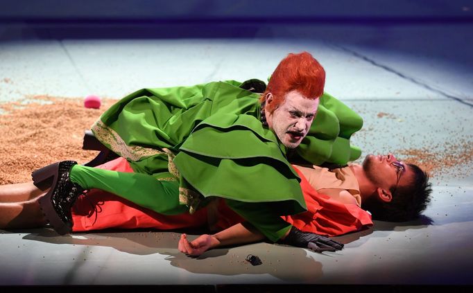 Luis Carlos Hernández Luque v roli ježibaby a Richard Janča jako Jeníček.