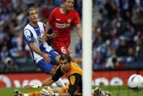 KVĚTEN - Fotbalová Sevilla obhájila Pohár UEFA. V ryze španělském finále souboji přetlačila po penaltovém dramatu Espanyol Barcelona. Utkání skončilo po 120 minutách 2:2 a v následném rozstřelu byli šťastnější svěřenci Juanda Ramose, kteří zvítězili 3:1. Na fotce skóruje Sevillský Adriano Correia.