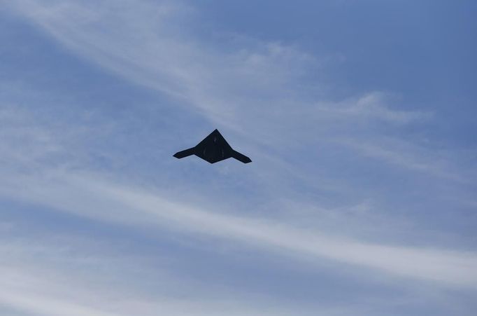 An X-47B pilot-less drone combat aircraft is pictured as it flies over the aircraft carrier, the USS George H. W. Bush, after being launched from the ship in the Atlantic Ocean off the coast of Virginia, May 14, 2013. The U.S. Navy made aviation history on Tuesday by catapulting an unmanned jet off an aircraft carrier for the first time, testing a long-range, stealthy, bat-winged plane that represents a jump forward in drone technology. REUTERS/Jason Reed (UNITED STATES - Tags: MILITARY SCIENCE TECHNOLOGY) Published: Kvě. 14, 2013, 6:50 odp.