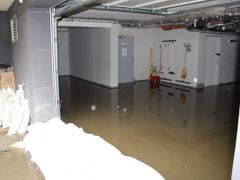 Voda zatopila celou garáž. Auta stihli majitelé zachránit, až na jediné.