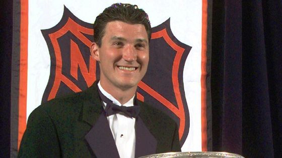 Legendární kanadský hokejista Mario Lemieux dnes slaví padesátiny. Připomeňte si s námi jeho slavnou kariéru korunovanou řadou rekordů NHL, dvěma Stanley Cupy a olympijským triumfem z roku 2002.