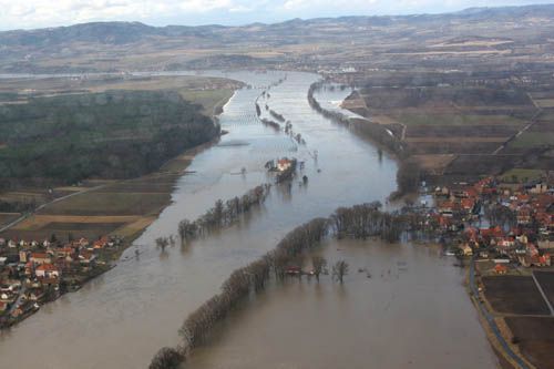 Severně od Mělníka je dobře patrné, kudy vede koryto řeky