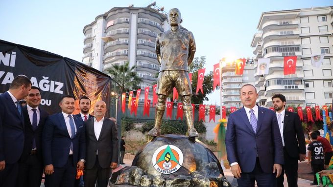 Socha Josefa Šurala, kterou klub Alanyaspor v Turecku uctil jeho památku.