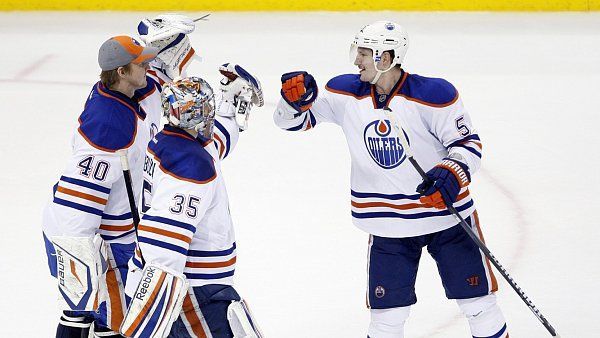 Český hokejista Ladislav Šmíd z Edmontonu Oilers přijímá gratulace od brankářů v utkání NHL 2011/12.