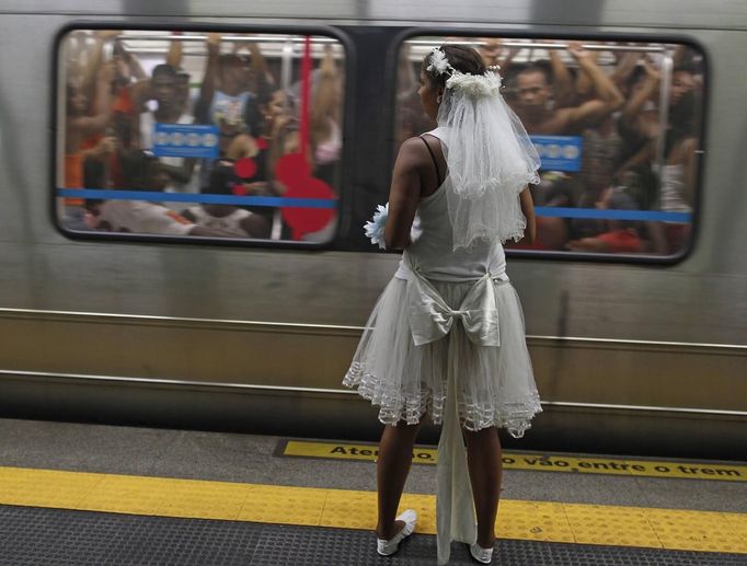 A reveller waits for a subway train to the Sambadrome for the first night of the annual Carnival parade in Rio de Janeiro, February 10, 2013. REUTERS/Pilar Olivares (BRAZIL - Tags: SOCIETY) Published: Úno. 10, 2013, 10:24 odp.