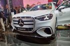 Toto je hlavní hvězda: elektrické SUV GLC s technologií EQ, které se zatím ukázalo ve verzi 400 4Matic se dvěma elektromotory a výkonem 360 kW. Na jedno nabití zvládne 713 kilometrů a nabijí se rychlostí až 330 kW. Také u něj vidíte novou čelní masku v praxi.