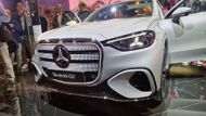 Toto je hlavní hvězda: elektrické SUV GLC s technologií EQ, které se zatím ukázalo ve verzi 400 4Matic se dvěma elektromotory a výkonem 360 kW. Na jedno nabití zvládne 713 kilometrů a nabijí se rychlostí až 330 kW. Také u něj vidíte novou čelní masku v praxi.
