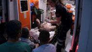 Lékaři připravují zraněného horníka na přepravu do nemocnice.