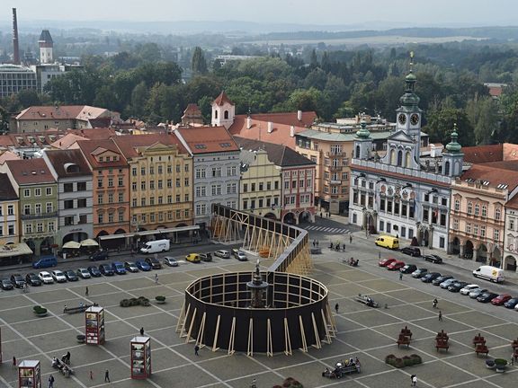 Jednu z výrazných instalací připravil pro Dům umění architekt Jan Šépka.