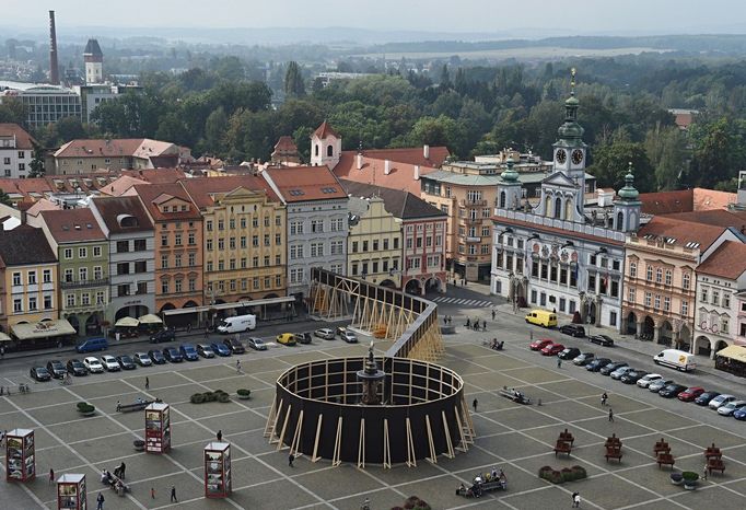 Jednu z výrazných instalací připravil pro Dům umění architekt Jan Šépka.