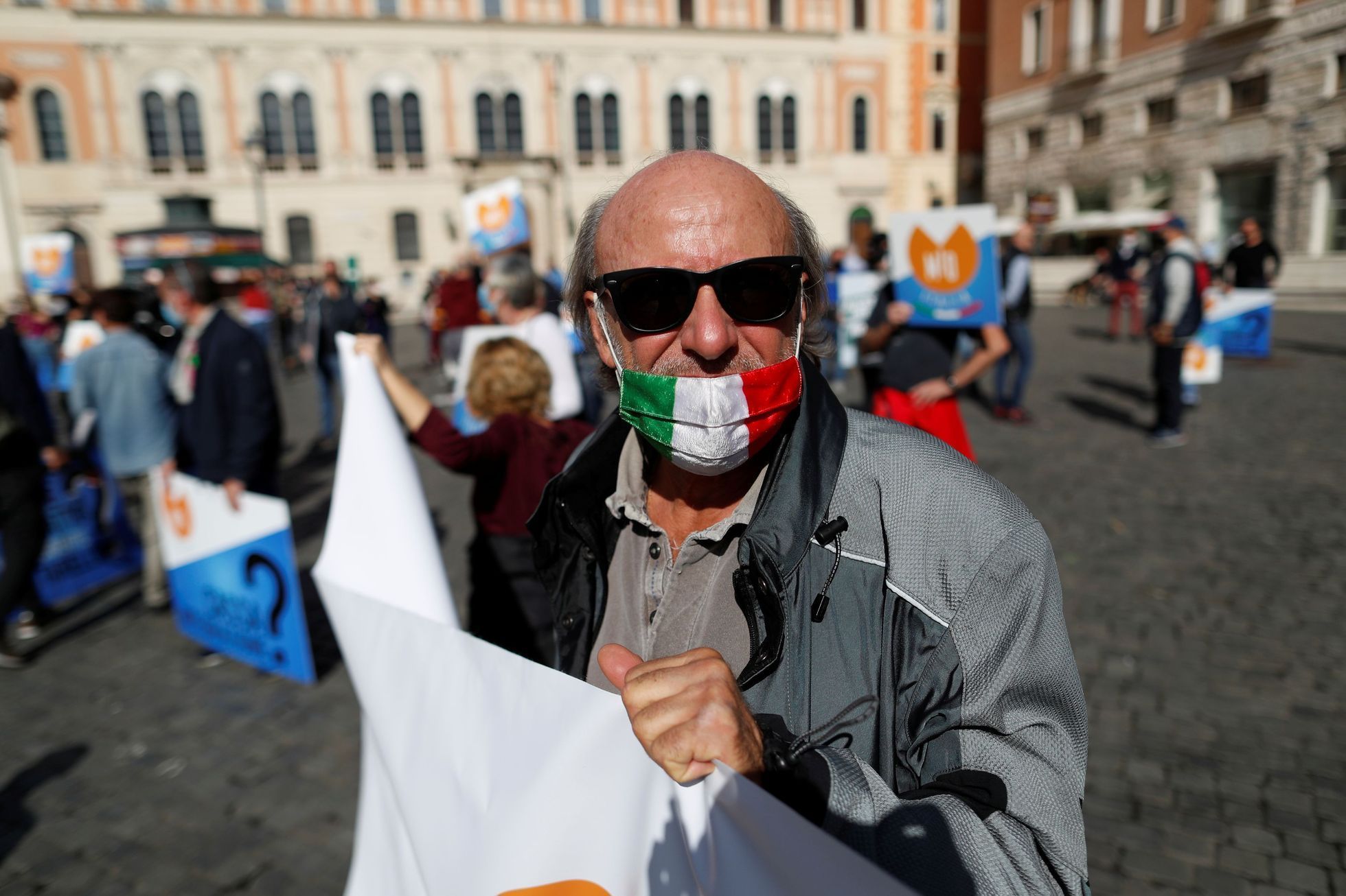 Demonstrace proti epidemickým opatřením v Římě