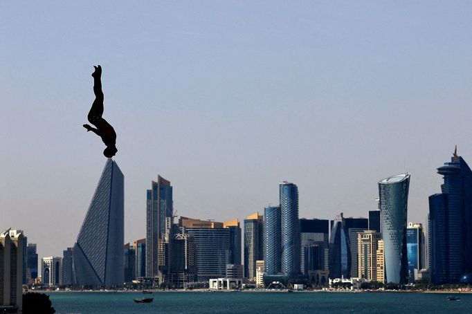 High Diving - World Aquatics Championships - Old Doha Port, Doha, Qatar - February 15, 2024 Colombia's Victor Ortega Serna in action during the men's 27m round 4 REUTERS/