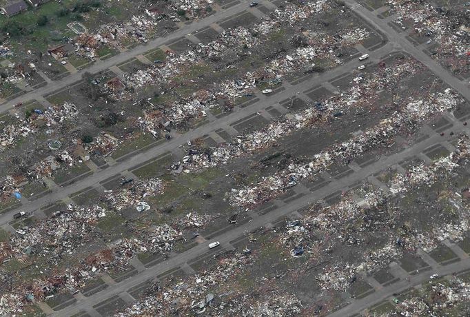 An aerial view of damage to neighborhoods in Moore, Oklahoma May 21, 2013, is seen in the aftermath of a tornado which ravaged the suburb of Oklahoma City. Rescuers went building to building in search of victims and survivors picked through the rubble of their shattered homes on Tuesday, a day after a massive tornado tore through the Oklahoma City suburb of Moore, wiping out blocks of houses and killing at least 24 people. REUTERS/Rick Wilking (UNITED STATES - Tags: DISASTER ENVIRONMENT) Published: Kvě. 22, 2013, 2:57 dop.