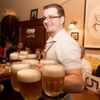 Foto: V Praze se spolu utkali výčepní na tradičním závodě Pinkasova noční můra