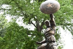 Kapitán Amerika má nadživotní sochu v New Yorku. Fanoušci jsou nadšení, aktivisté protestují