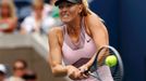 Ruská tenistka Maria Šarapovová odráží míček na Francouzku Marion Bartoliovou ve čtvrtfinále US Open 2012.