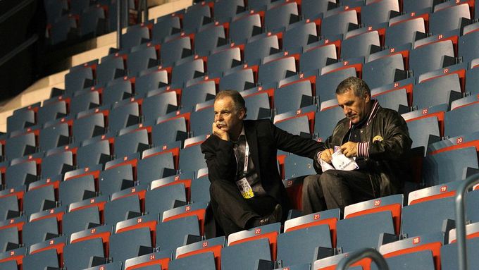 Slavomír Lener (vlevo) mluví v rozhovoru pro Aktuálně.cz o změnách pravidel hokeje v Evropě i o tom, jaké problémy český hokej pozná.