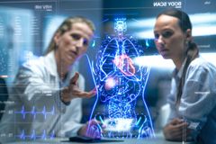 Zákeřnou nemoc Češi podceňují. Láme kosti, může i zabít, řešení ale existuje