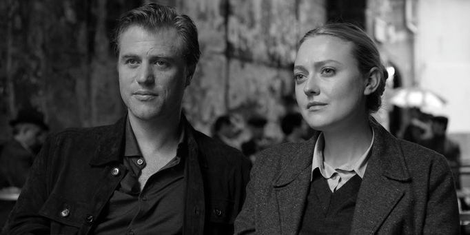 Johnny Flynn jako Dickie Greenleaf a Dakota Fanning v roli Marge.