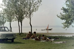 Do Jugošky i k Balatonu. Šedá realita cestování za socialismu na barevných fotkách