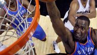 Kendrick Perkins zakončuje svůj pokus. Oklahoma City dokázala vyhrát pouze poslední čtvrtinu v poměru 35:28.