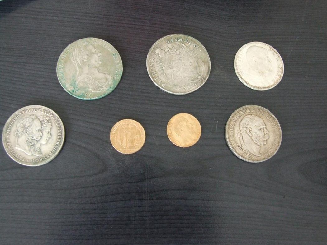 V pokladu byly nalezeny mince různé hodnoty i velikosti.