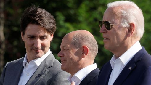 Setkání skupiny G7 v Bavorsku, které předcházelo summitu NATO. Na snímku zleva kanadský premiér Justin Trudeau, německý kancléř Olaf Scholz a prezident USA Joe Biden.