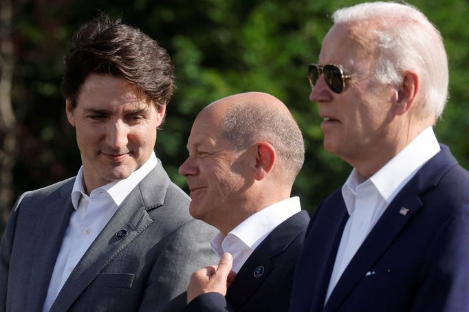 Setkání skupiny G7 v Bavorsku, které předcházelo summitu NATO. Na snímku zleva kanadský premiér Justin Trudeau, německý kancléř Olaf Scholz a prezident USA Joe Biden.