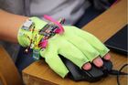 První medicínský hackaton vyhrála rukavice pro převod znakové řeči do slov