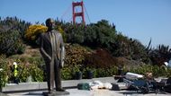 Stavba Golden Gate Bridge začala v roce 1933 pod vedením stavebního inženýra Josepha Baermanna Strause. Jeho památku připomíná socha, která stojí nedaleko mostu.