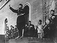 Benito Mussolini v době své vlády postupně přebíral velení nad různými ministerstvy. V jednu chvíli vedl sedm z nich a k tomu byl premiérem.
