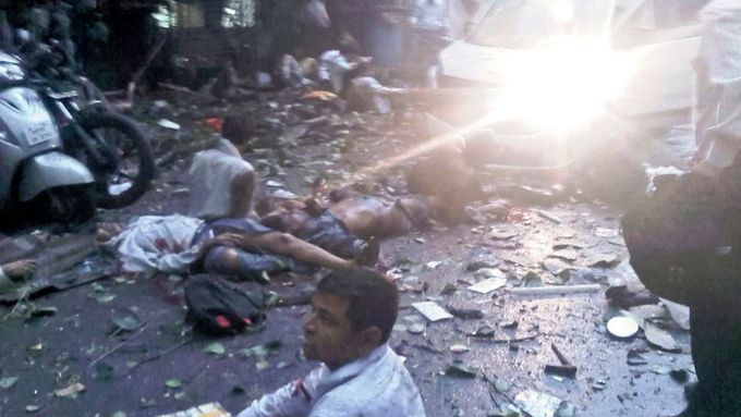 Zranění lidé leží na ulici před budovou Opery v Bombaji. Snímek byl pořízen mobilním telefonem.