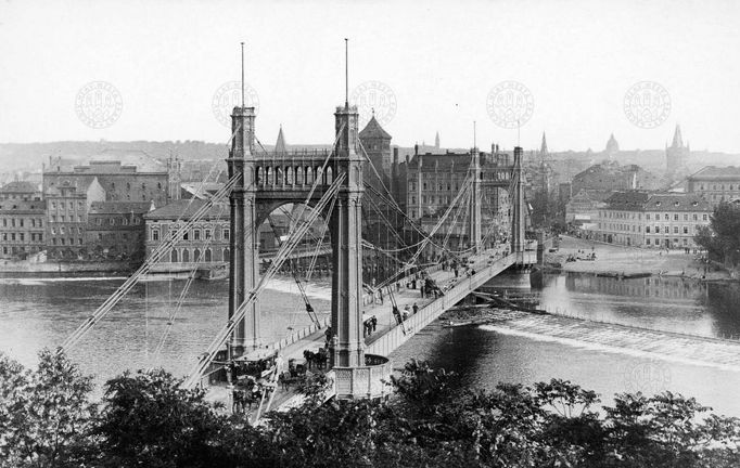 Celkový pohled od Letné na most císaře Františka Josefa I. (Štefánikův). Cca rok 1900.