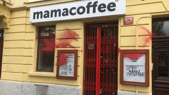Kavárna Mamacoffee, výhružný nápis