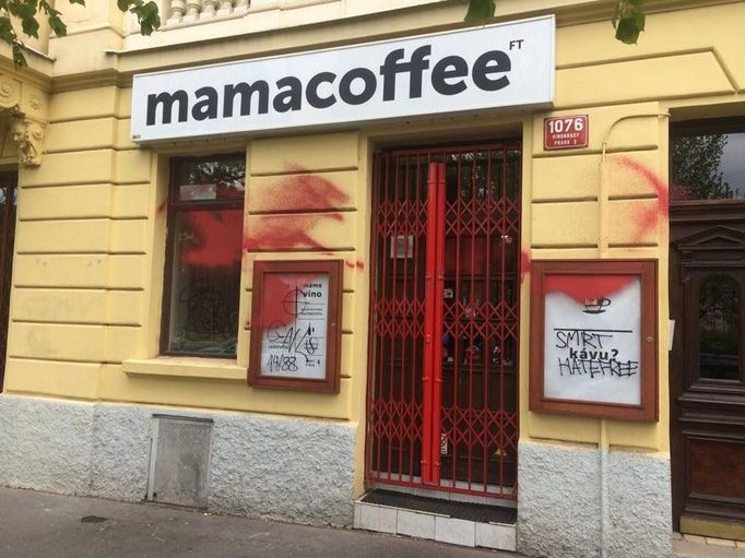 Kavárna Mamacoffee, výhružný nápis