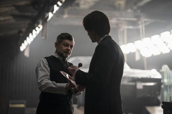 Andy Serkis v roli Alfreda a Robert Pattinson jako Batman alias Bruce Wayne.