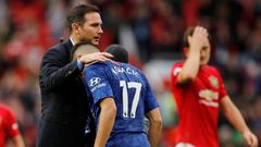 Nový kouč Chelsea Frank Lampard utěšuje po debaklu od Manchesteru United Matea Kovačiče