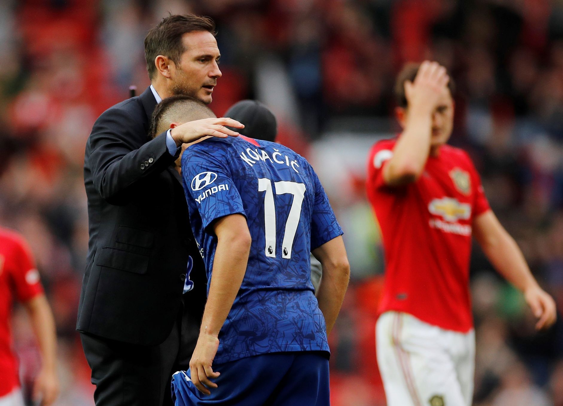 Nový kouč Chelsea Frank Lampard utěšuje po debaklu od Manchesteru United Matea Kovačiče