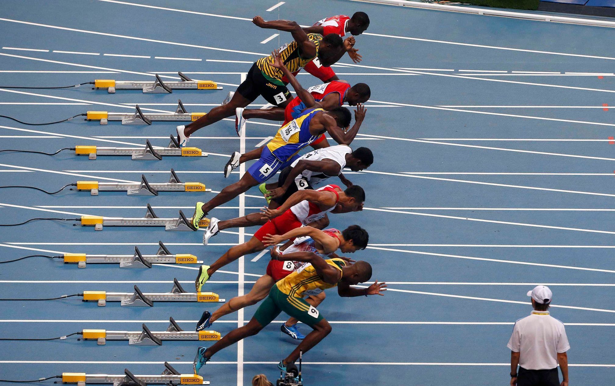 MS v atletice 2013, 100 m - rozběh: první ulitý start, druhý shora Usain Bolt, pod ním Kemar Hyman
