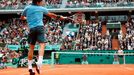 Roger Federer se raduje z premiérového titulu v Roland Garros.