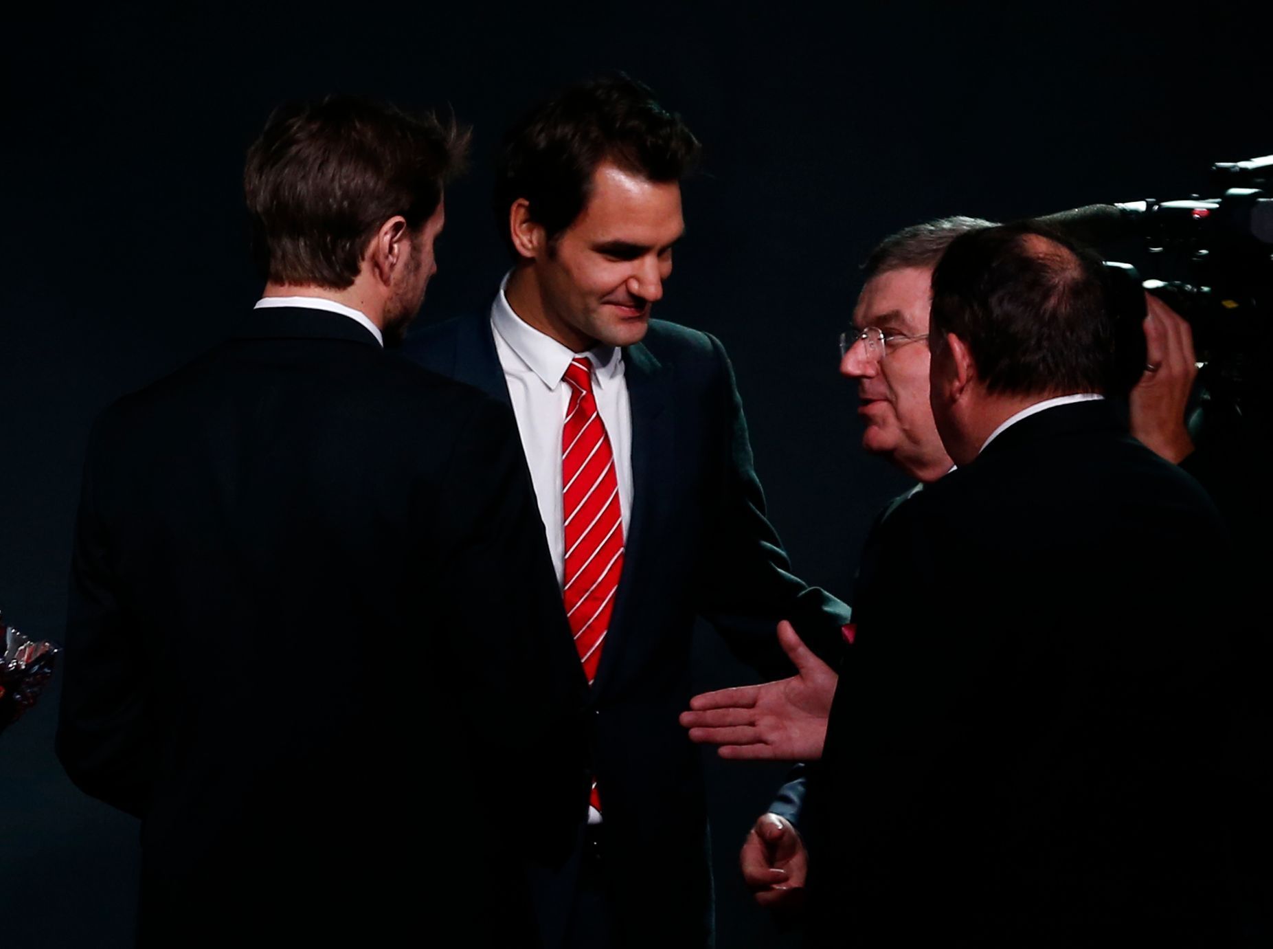 Švýcaři slaví vítězství v Davis Cupu: Stanislas Wawrinka, Roger Federer  a prezident MOV Thomas Bach
