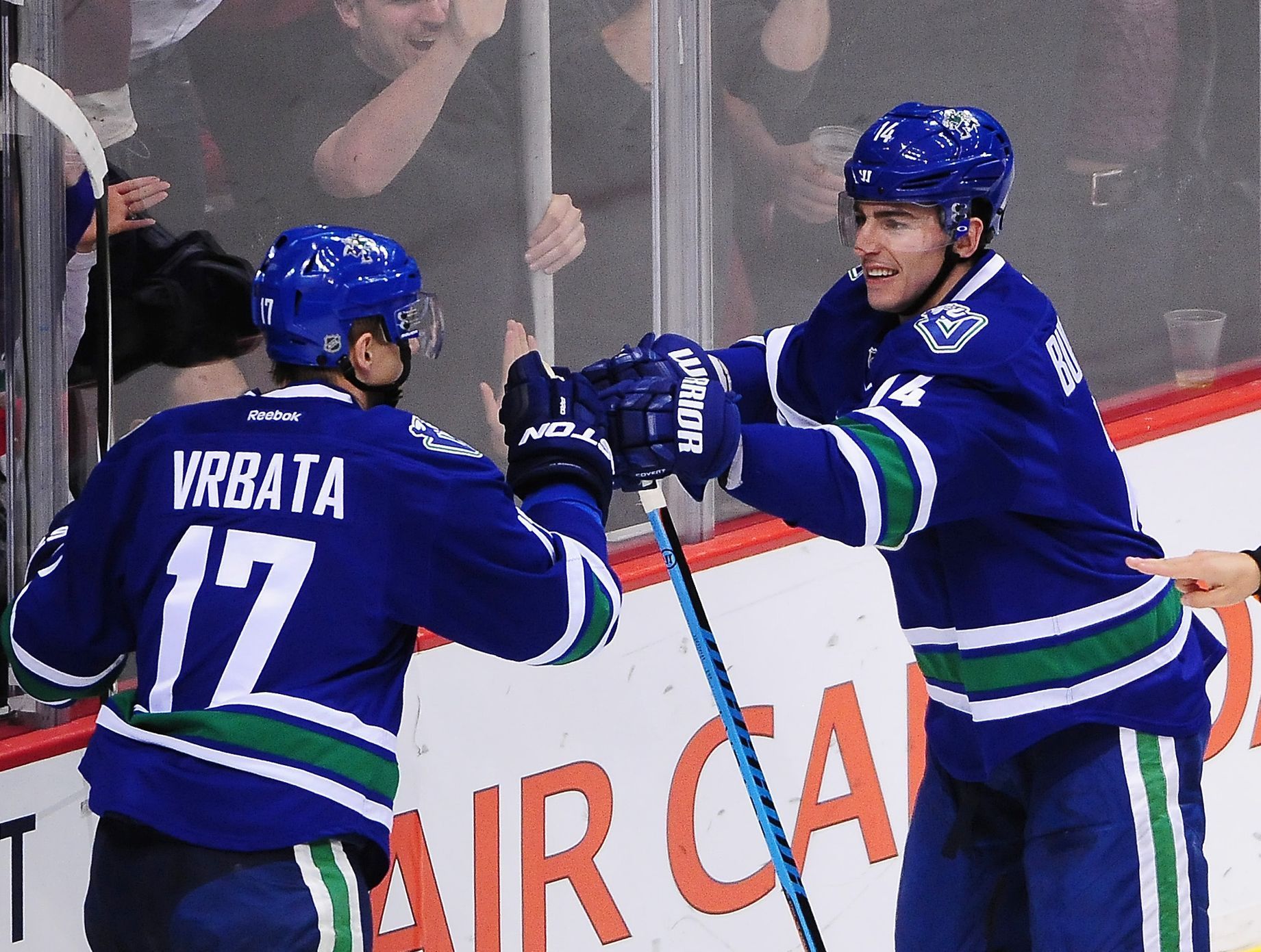 NHL, Vancouver Canucks: Radim Vrbata (17) a Alexandre Burrows (14)