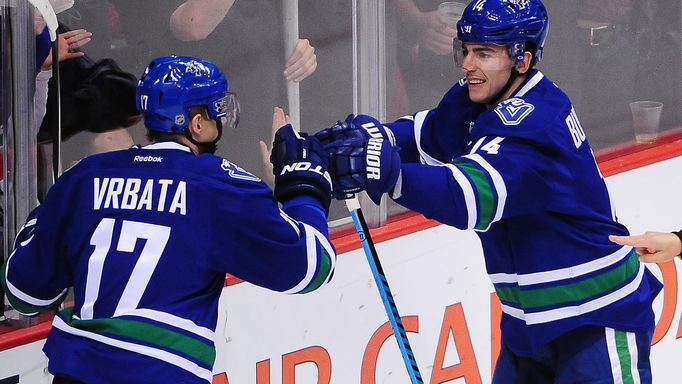 NHL, Vancouver Canucks: Radim Vrbata (17) a Alexandre Burrows (14)