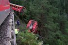Ve Švýcarsku vykolejil vlak, vagón se sesunul ze srázu