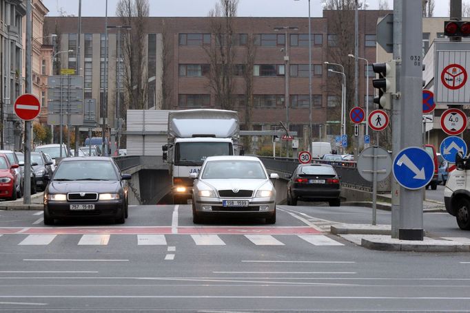 Letná
Pokles dopravy na Letné nebude zásadní: Blanka neodkloní dopravu vedenou dnes Letenským tunelem, spíš sem ještě přivede další auta.