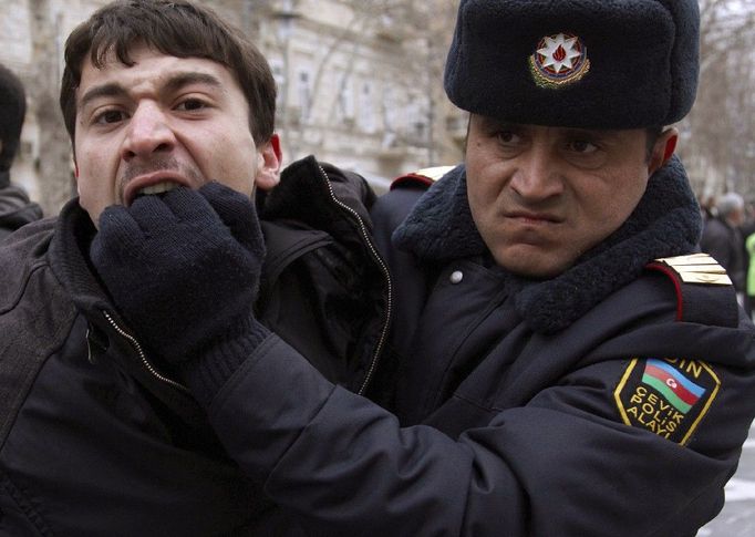 Policista zatýká 12. března opozičního aktivistu v ázerbájdžánském Baku. Podle místní agentury Trend bylo při pokusu uspořádat protestní shromáždění zadrženo asi třicet aktivistů strany Müsavat a radikálního opozičního seskupení Národní fronta. Demonstranti měli v úmyslu požadovat rozpuštění parlamentu, uspořádání demokratických parlamentních voleb a zavedení politických reforem.