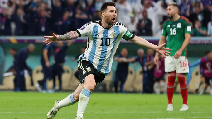 Lionel Messi se raduje z branky do sítě Mexika.