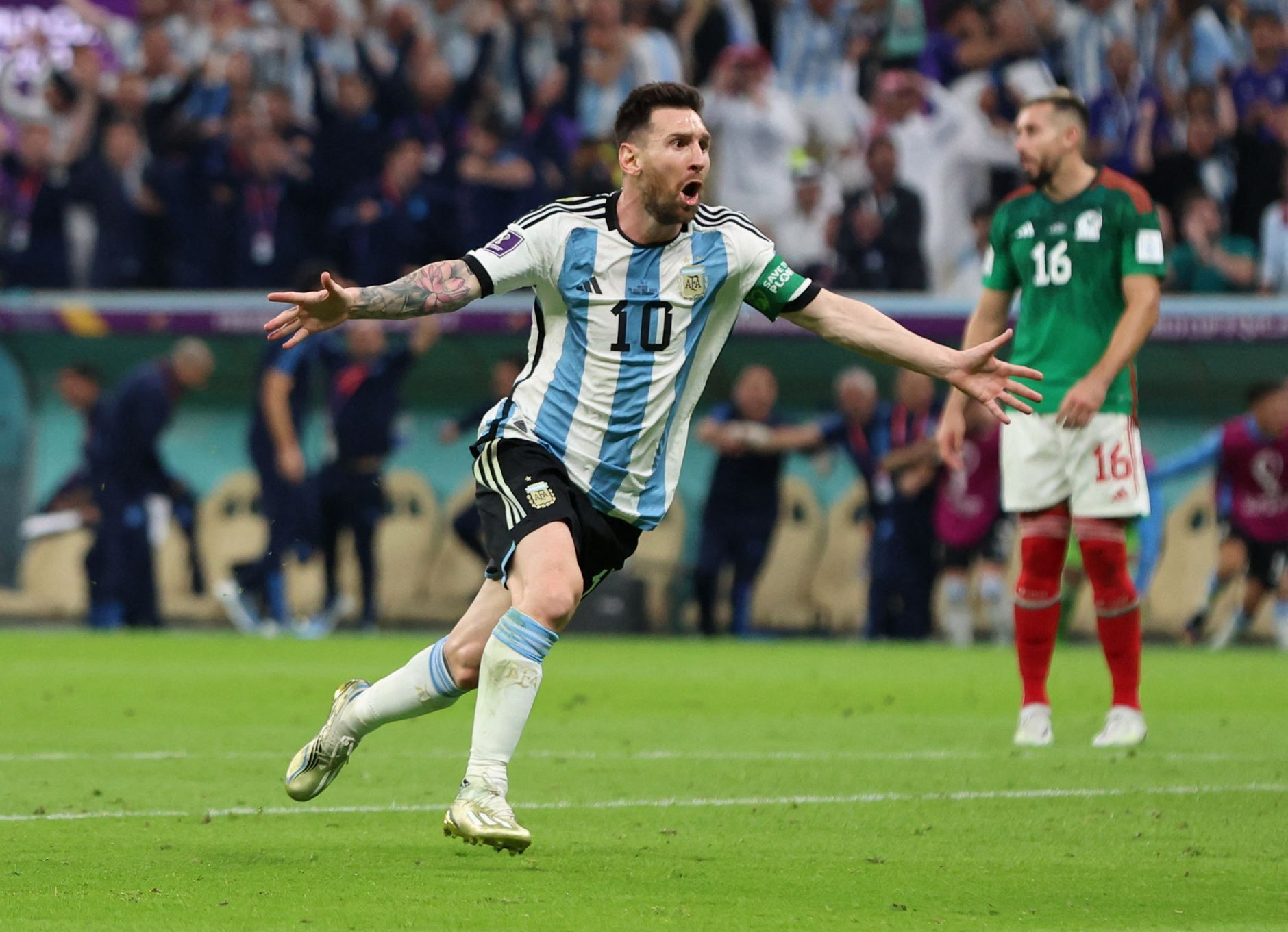 Lionel Messi slaví gól v zápase MS 2022 Argentina - Mexiko